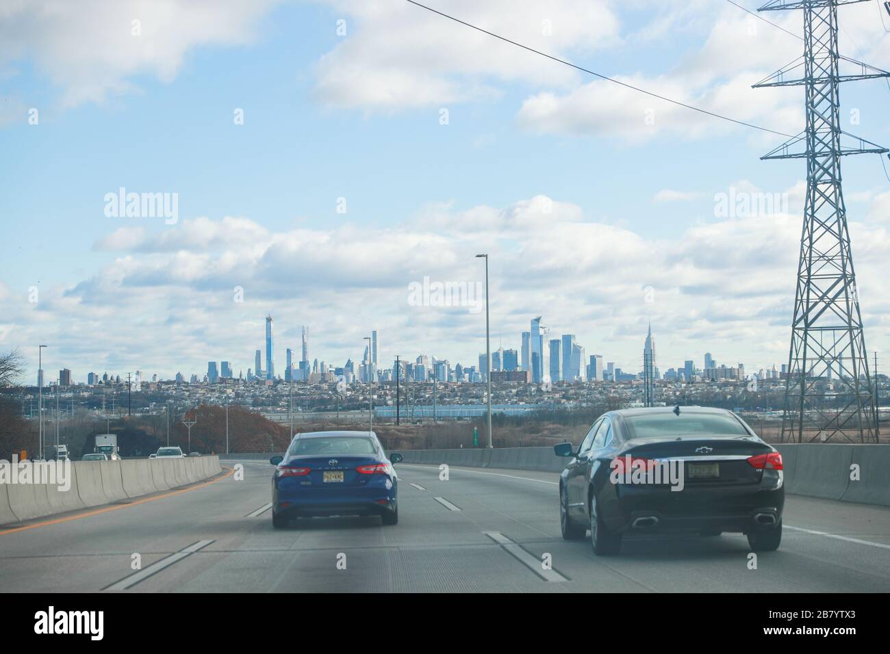 Secaucus, NJ / USA 28 novembre 2019: Una vista dello skyline di New York City dall'autostrada i-95. L'Interstate 95 è una delle principali autostrade interstatali tra New York Foto Stock