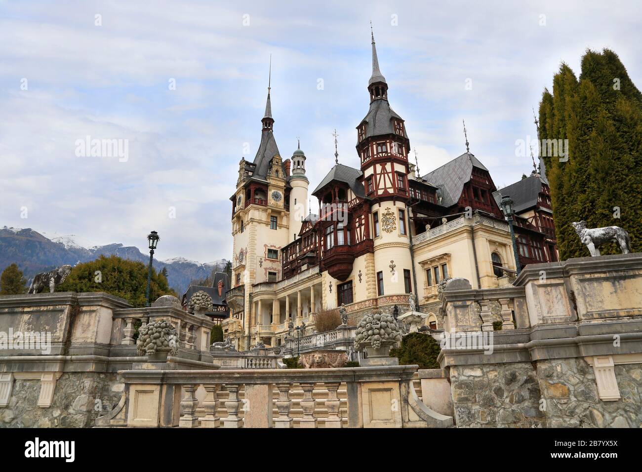 Famoso Castello di Peles e giardino ornamentale in Romania, punto di riferimento dei Monti Carpazi in Europa Foto Stock