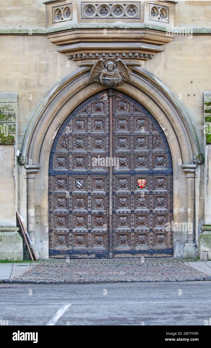 Stemma combinato dell'Exeter College Oxford University e William Petre sulla porta di legno all'ingresso del college Foto Stock