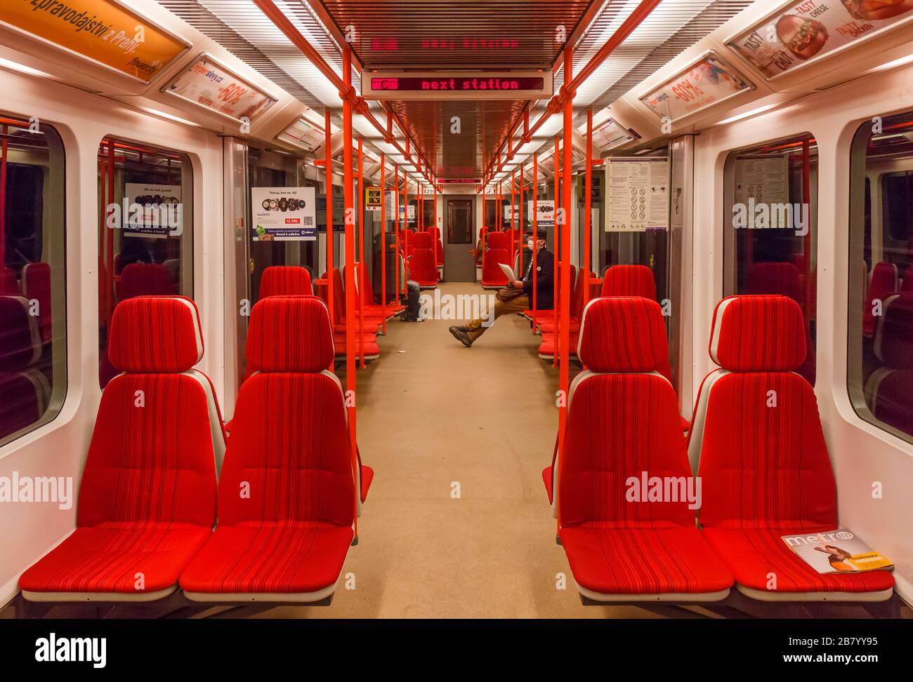 PRAGA-Marzo 18:treno vuoto della metropolitana di Praga durante l'ora di punta, l'impatto delle restrizioni di viaggio durante la pandemia di coronavirus il 18 marzo 2020 i Foto Stock