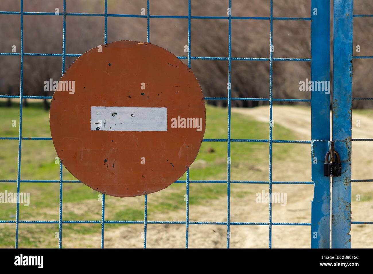 cancello chiuso con segno di stop rosso. concetto di quarantena. coronavirus stop. avvertenza covid-19 Foto Stock