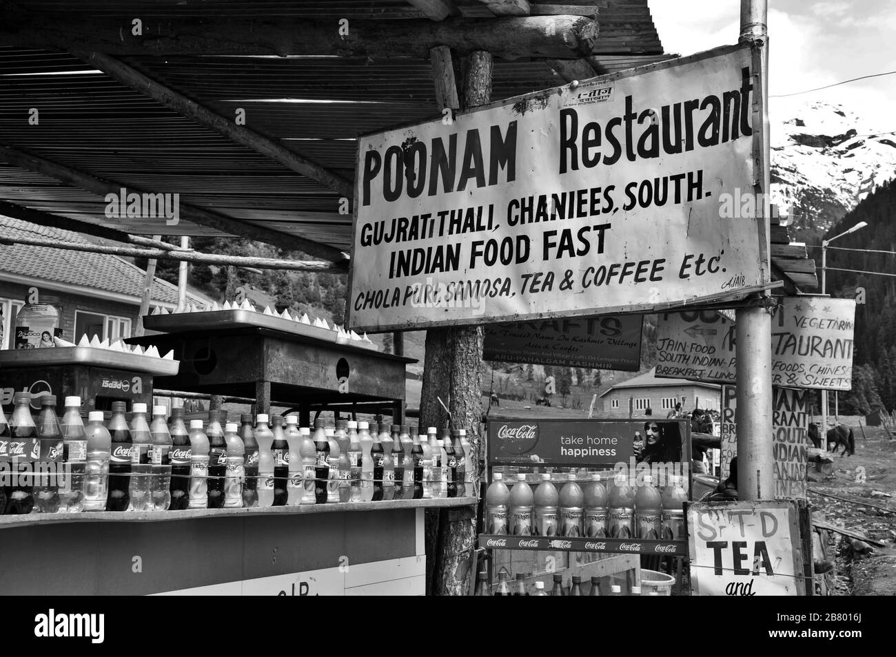 Poonam Restaurant, Market Road, Pahalgam, Kashmir, Jammu e Kashmir, India, Asia Foto Stock