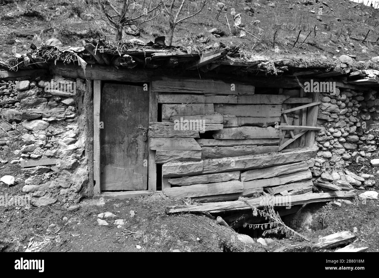 Tronchi di legno ha danneggiato capanne, Pahalgam, Kashmir, Jammu e Kashmir, India, Asia Foto Stock