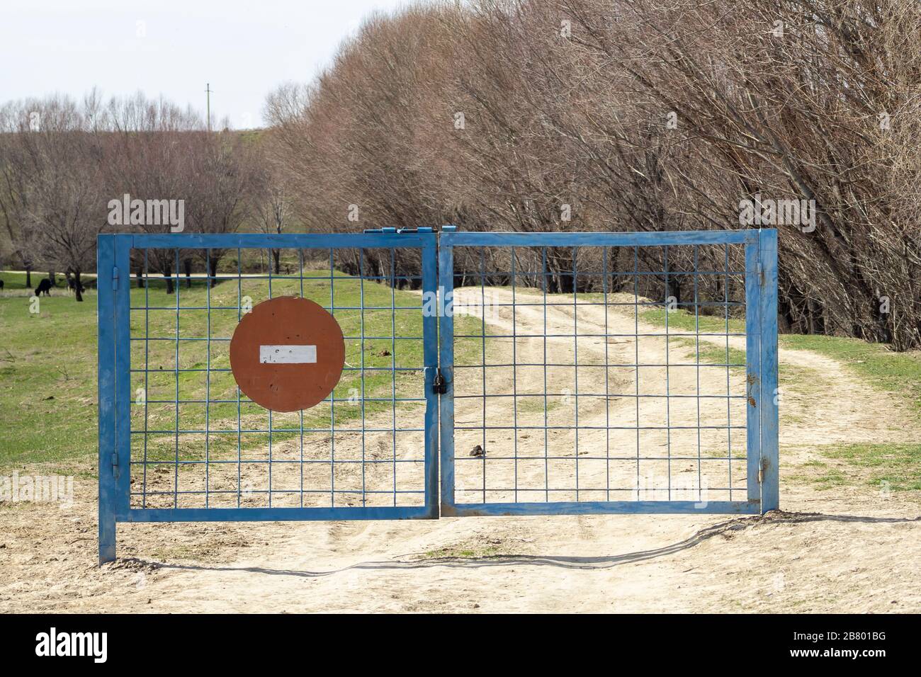 cancello chiuso con segno di stop rosso. concetto di quarantena. coronavirus stop. avvertenza covid-19 Foto Stock