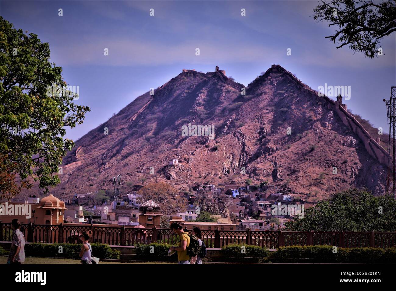 Vista panoramica delle maestose colline sul lato di Amber Place costruito in arenaria rossa, Jaipur, India Foto Stock