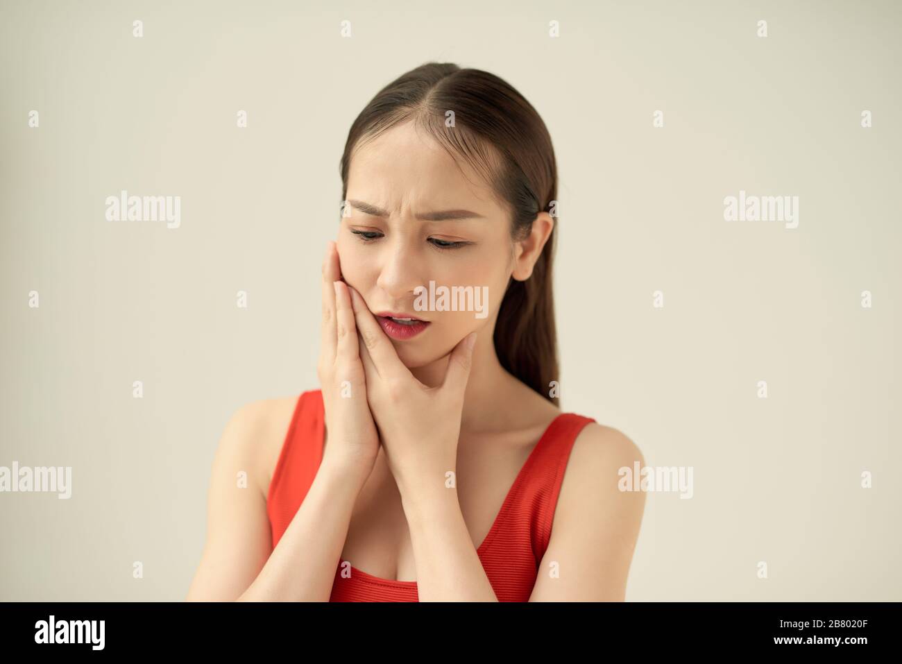Attraente femmina sensazione di mal di denti doloroso. Concetto di salute e cura dentale Foto Stock