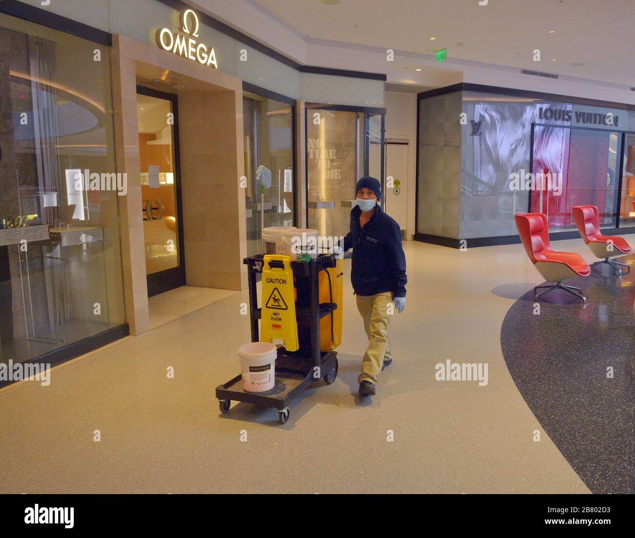 Los Angeles, Stati Uniti. 19 Mar 2020. Il centro commerciale Beverly Center è vuoto di clienti sulla scia della pandemia di coronavirus di mercoledì 18 marzo 2020. Tutte le riunioni di 50 persone o più vengono annullate, secondo il Los Angeles County Health Officer, che include eventi al coperto e all'aperto "all'interno di uno spazio limitato". Il numero di casi di coronavirus nel Southland continua ad aumentare e i funzionari sanitari dicono che la malattia continuerà a diffondersi. Foto di Jim Ruymen/UPI Credit: UPI/Alamy Live News Foto Stock