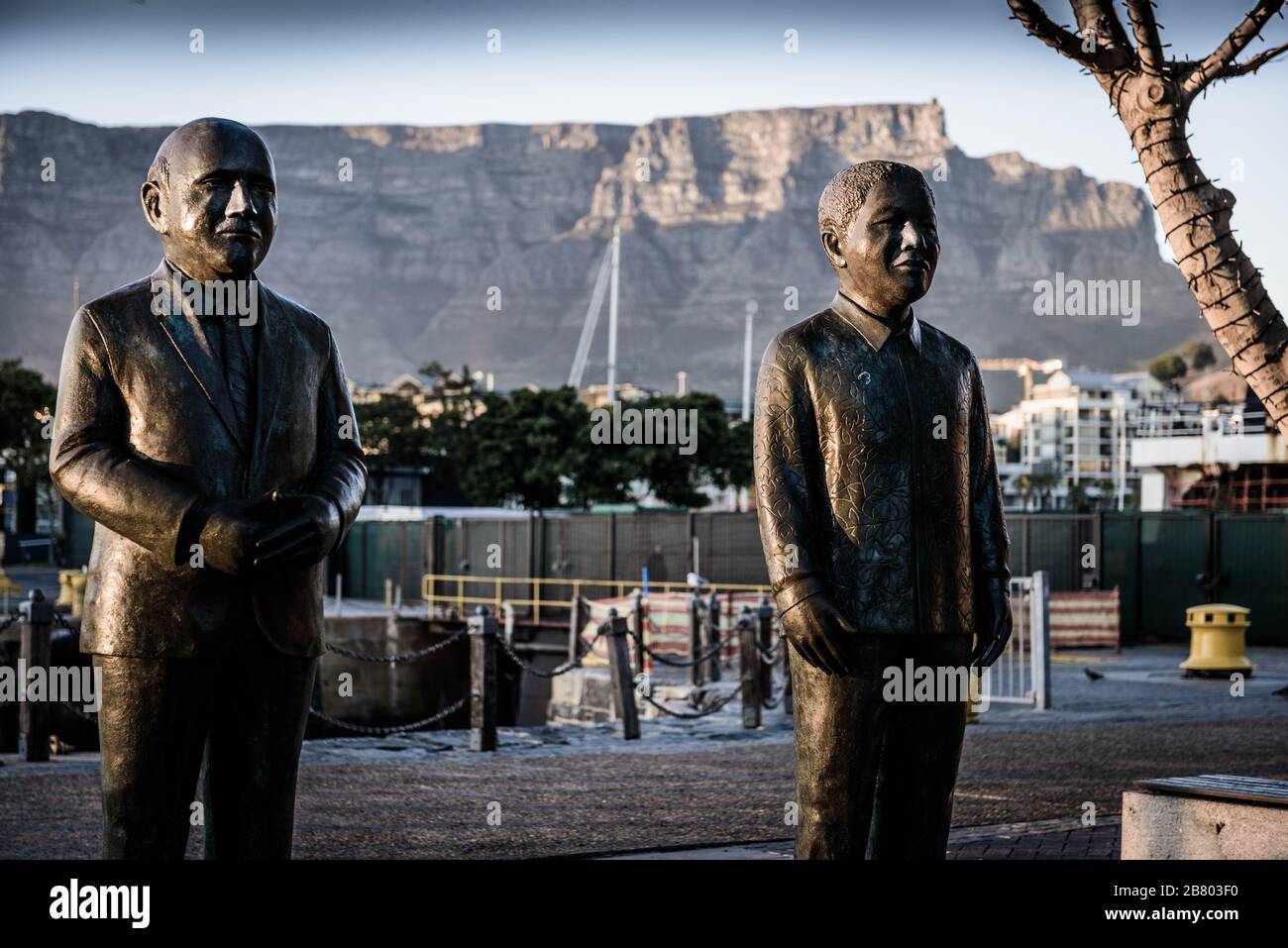 Sculture di Città del Capo dell'ex presidente sudafricano FW de Klerk e Nelson Mandela in riconoscimento del premio Nobel per la pace nel 1993 Foto Stock