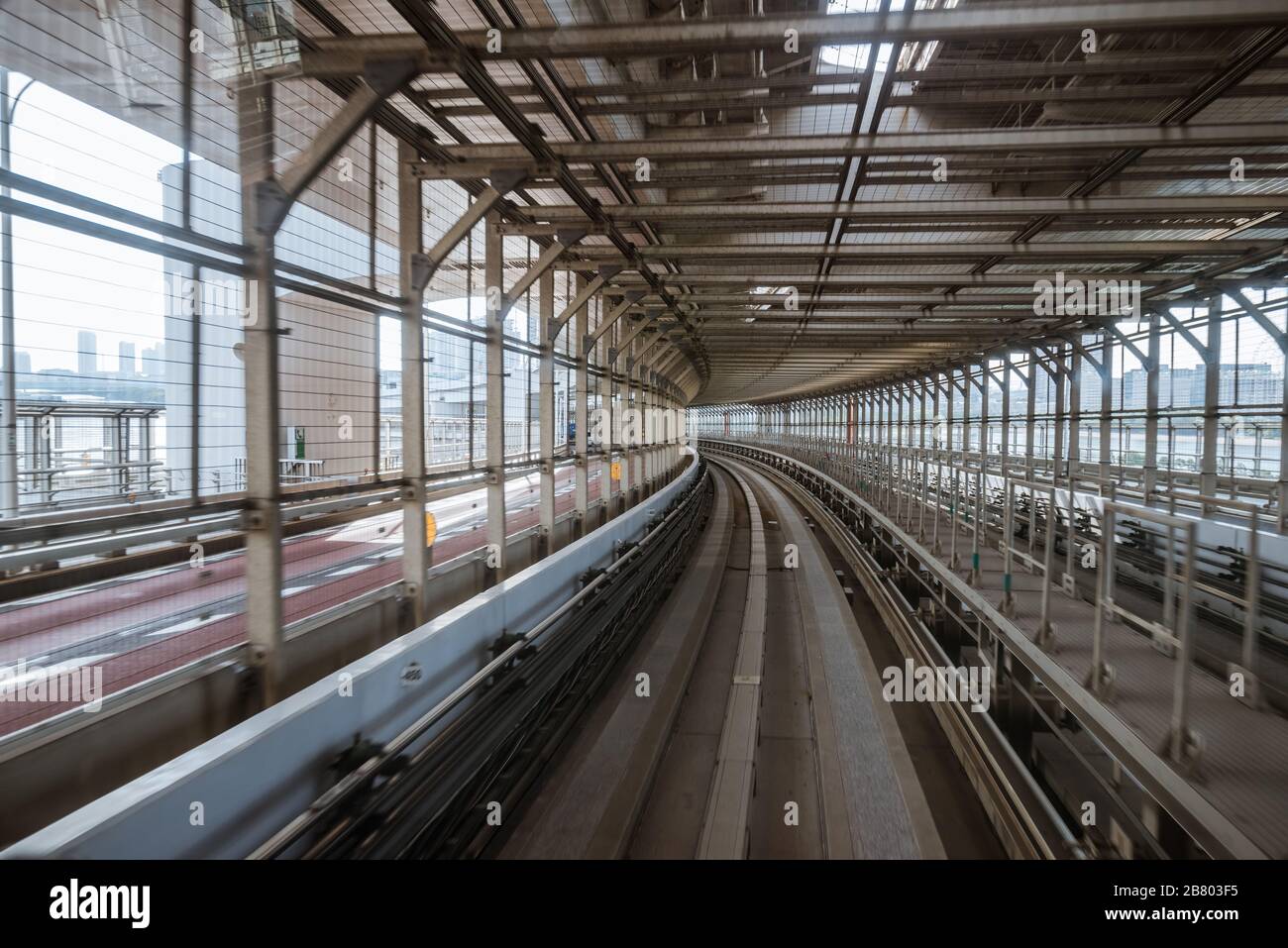 tunnel di vista della strada monorotaia dalla finestra anteriore di un treno in movimento Foto Stock