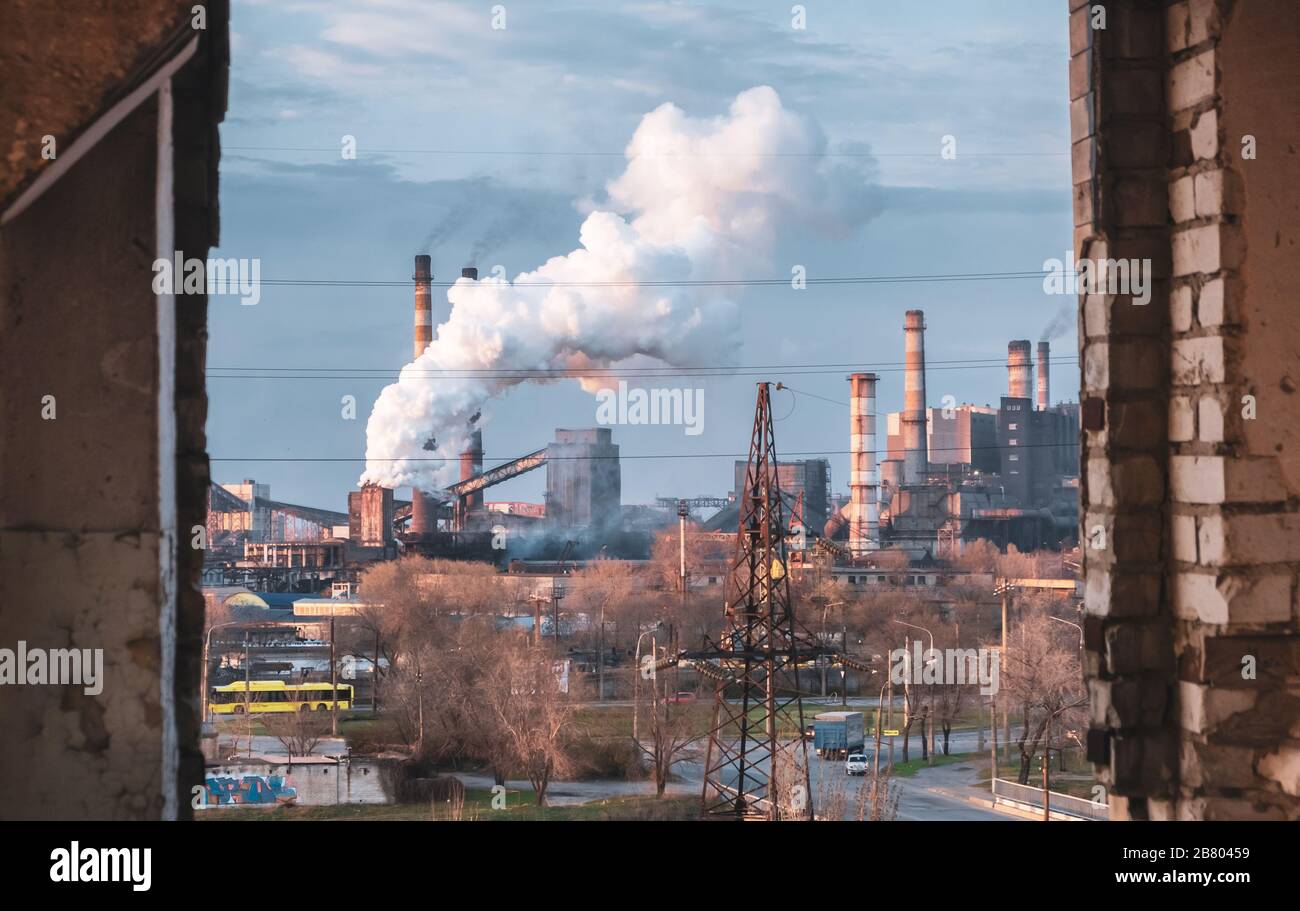 impianto industriale, fumo di fabbrica, inquinamento atmosferico Foto Stock