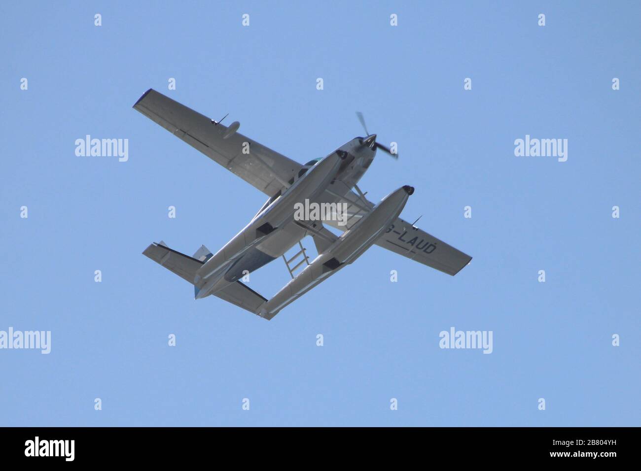 G-LAUD, una carovana Cessna 208 gestita da Loch Lomond Seaplane, passando sopra Gourock sul Firth of Clyde. Foto Stock