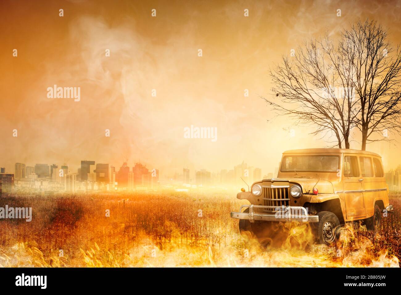 Jeep auto su arido prato e città sfondo. Wildfire brucia albero in arancione e blu di notte, inquinamento atmosferico causa di polvere PM2,5. Foto Stock