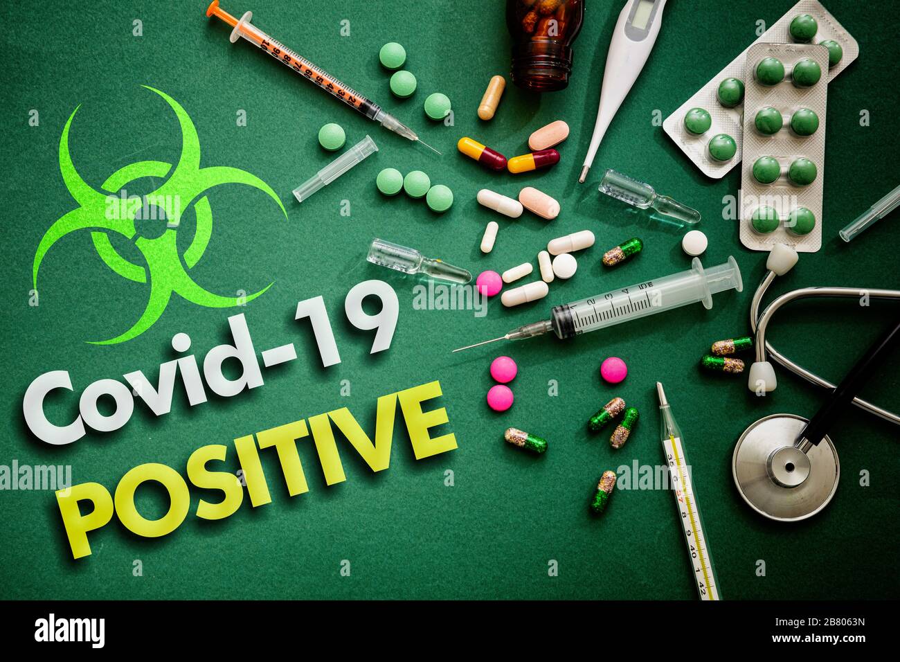 Covid 19 testo positivo su sfondo verde, vista dall'alto. Risultato del test del coronavirus piatto, concetto di infezione da virus. Foto Stock