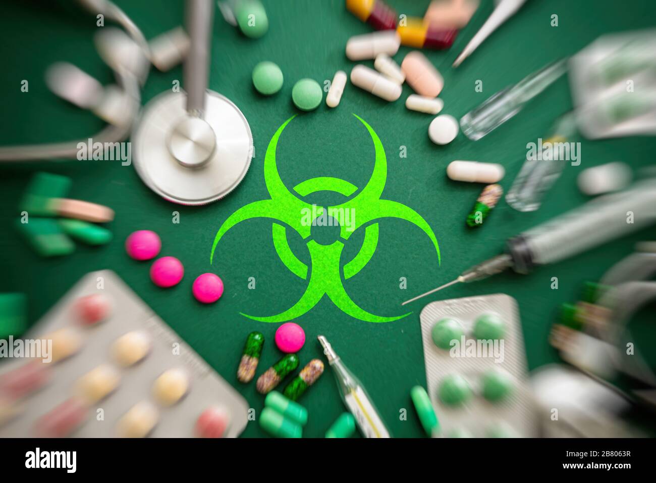 Virus flat Lay, concetto di terapia. Segno del virus su sfondo verde con strumenti medici e madicina, vista dall'alto Foto Stock