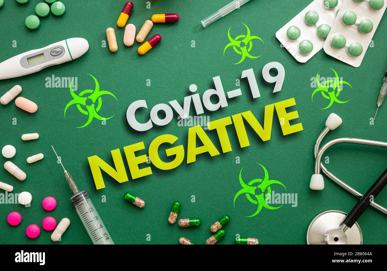 Covid 19 testo negativo su sfondo verde, vista dall'alto. Test di coronavirus piatto laico, concetto di focolaio di virus. Foto Stock