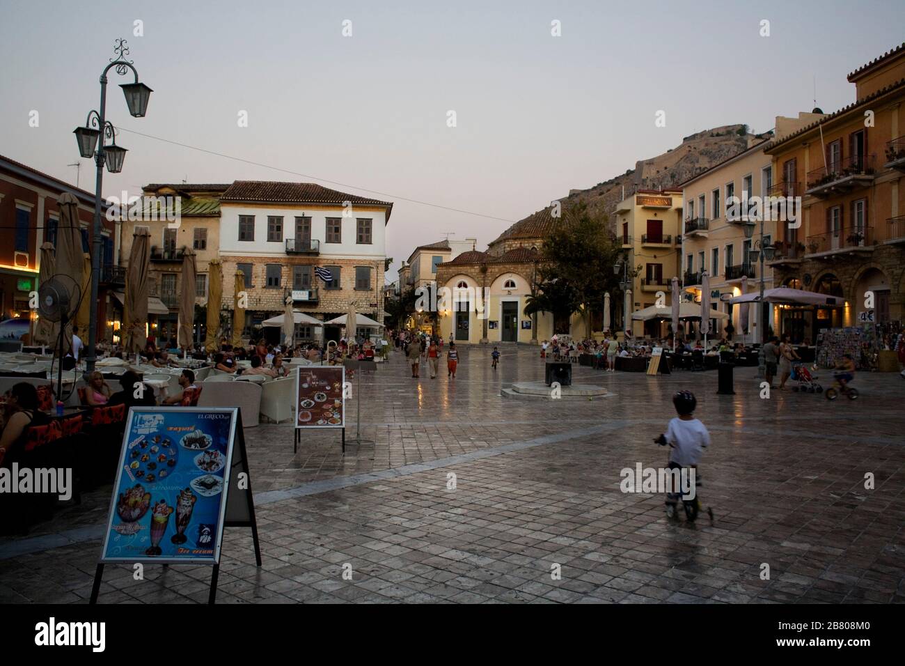 Piazza Syntagma. Nauplia. Penisola del Peleponese. Golfo Argolico. Mare di Egean, Mediterraneo. Grecia (Hellas), Europa. Foto Stock