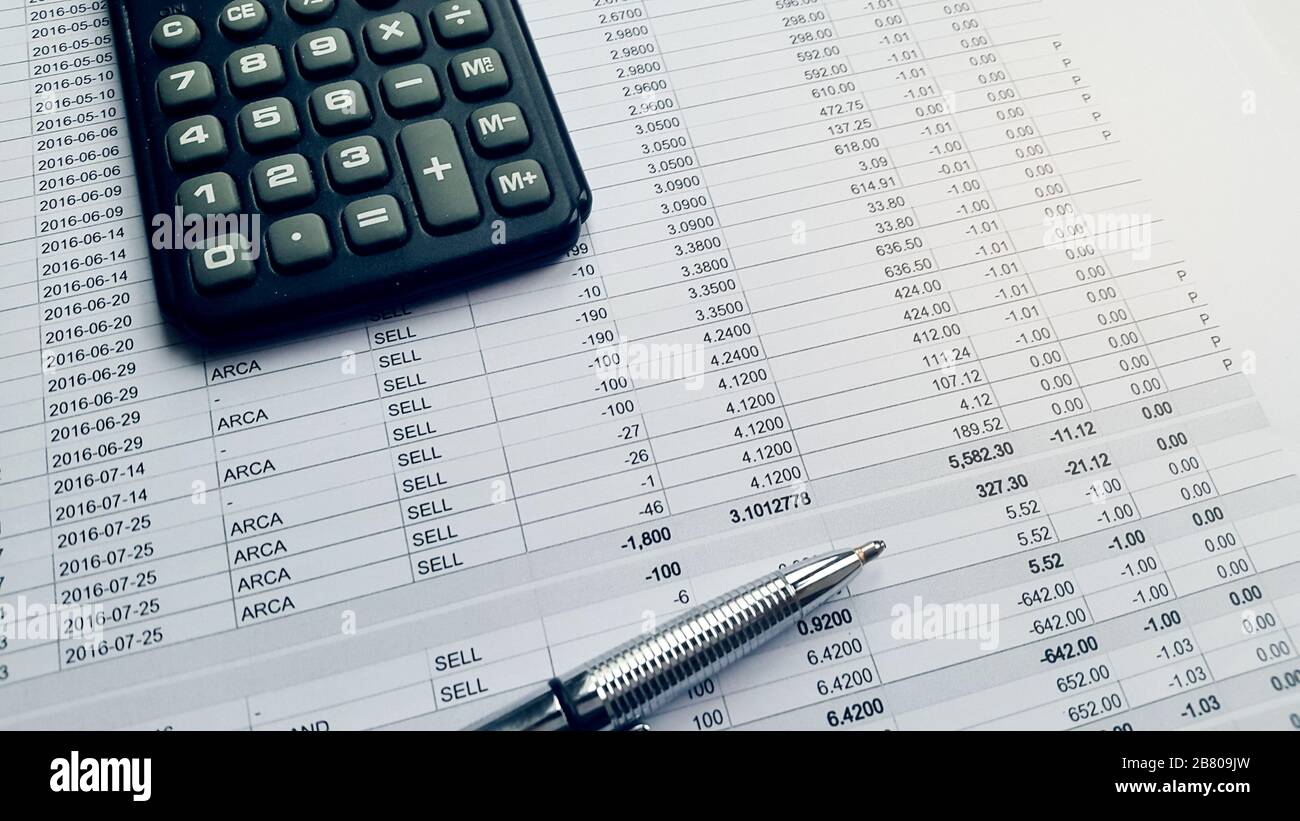 Documenti contabili finanziari con calcolatrice e penna. Il business finanziario sviluppa il concetto di contabilità Foto Stock