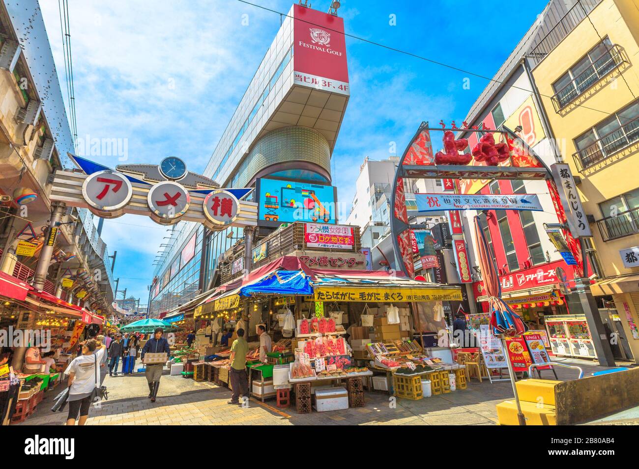 Tokyo, Giappone - 18 aprile 2017: Ingresso al popolare mercato stradale Ameya-Yokocho vicino alla stazione di Ueno. Bancarelle, negozi, ristoranti, Street-food Foto Stock