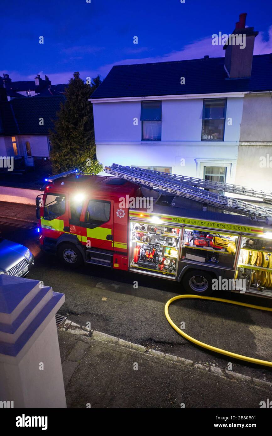 Il servizio antincendio e di salvataggio dell'isola di Man assiste a un incendio elettrico in una strada stretta a Douglas, Isola di Man Foto Stock