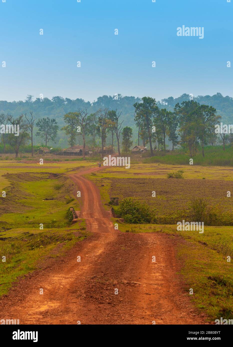 Zigzag strada rurale non asfaltata con campi agricoli. Foto Stock