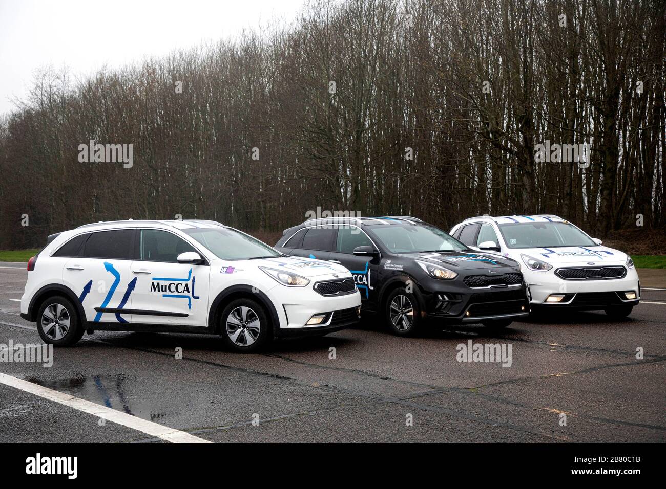 I membri del consorzio Mucca offrono dimostrazioni della nuova tecnologia Multi Car Collision Avoidance (Mucca) al Bruntingthorpe Proving Ground nel Leicestershire. Foto Stock