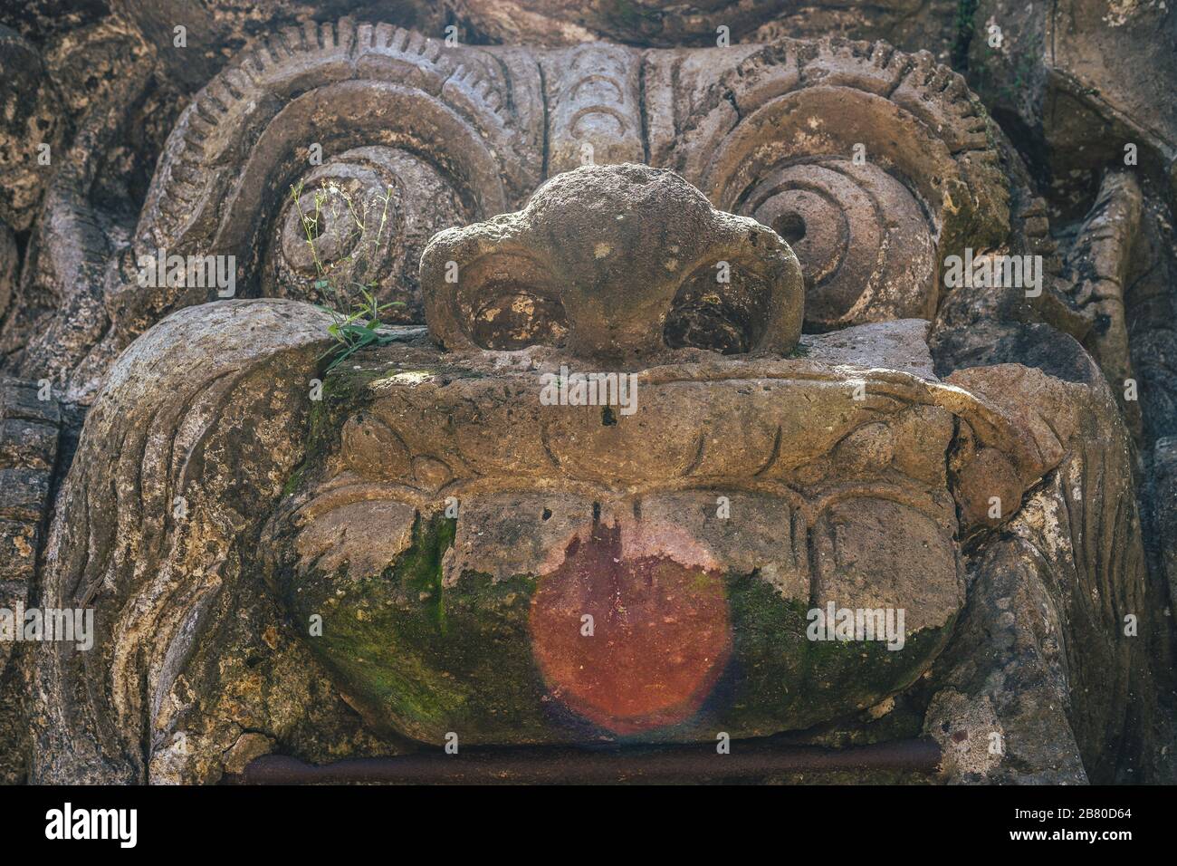 Primo piano della scultura sopra l'ingresso della Grotta dell'Elefante di Goa Gajah a Bali, Indonesia Foto Stock