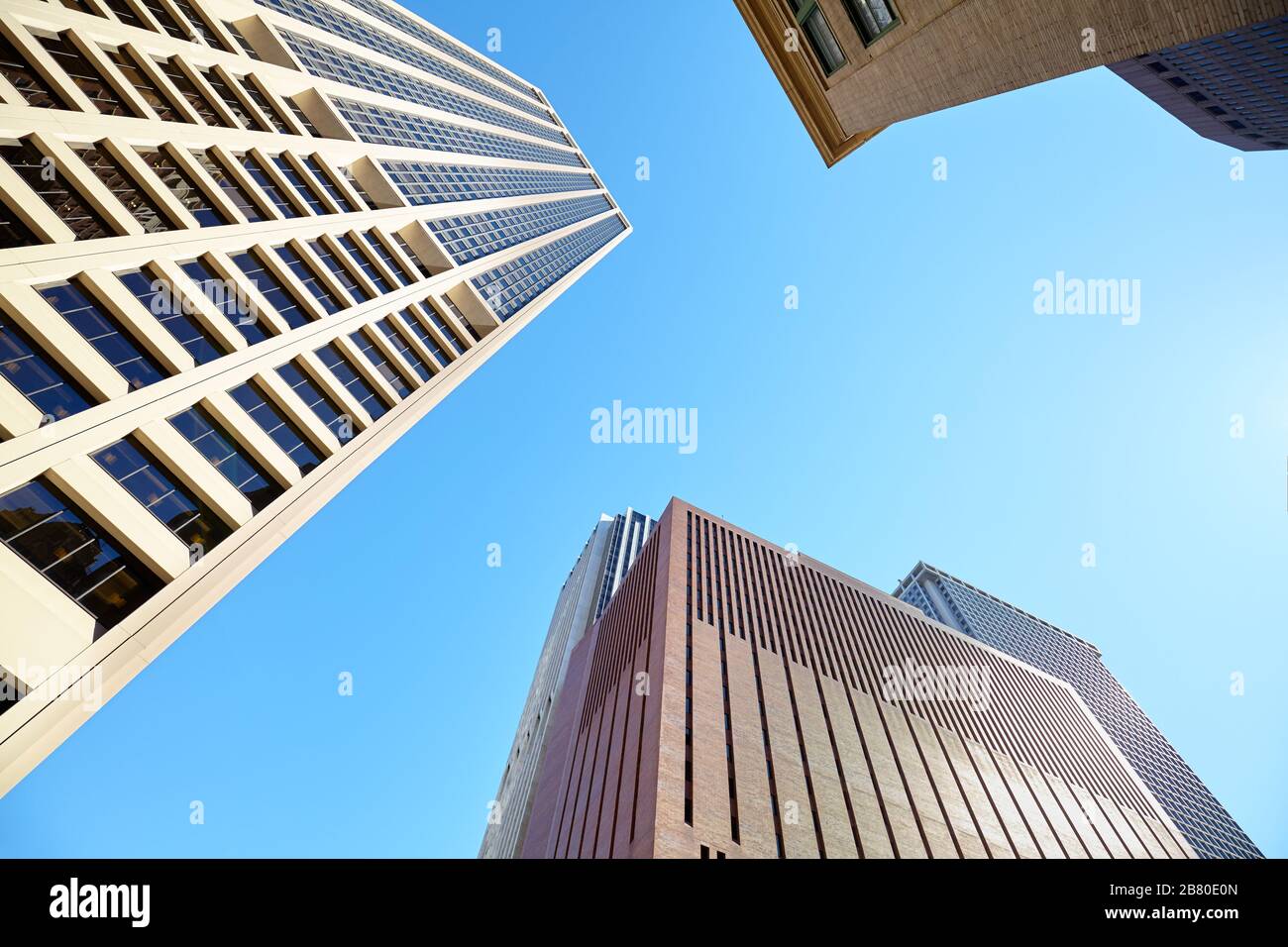 Guardando i grattacieli in una giornata di sole, New York, USA. Foto Stock