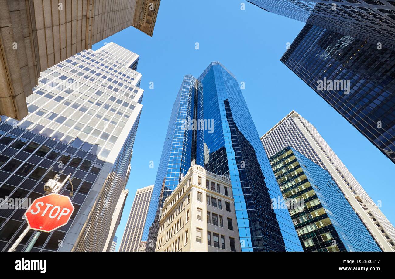 Grattacieli di New York con segnale di stop sulla sinistra, USA. Foto Stock