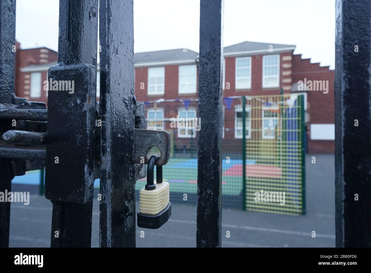Chiuse le porte della scuola a Rockcliffe First School a Whitley Bay, Tyne e Wear, il giorno in cui il primo Ministro Boris Johnson annunciò la chiusura delle scuole e la cancellazione degli esami di fronte alla pandemia del coronavirus. Foto Stock