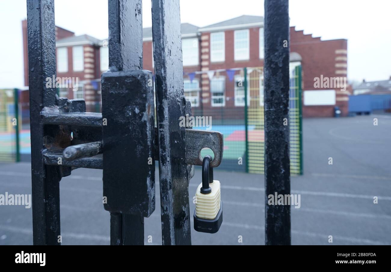 Chiuse le porte della scuola a Rockcliffe First School a Whitley Bay, Tyne e Wear, il giorno in cui il primo Ministro Boris Johnson annunciò la chiusura delle scuole e la cancellazione degli esami di fronte alla pandemia del coronavirus. Foto Stock