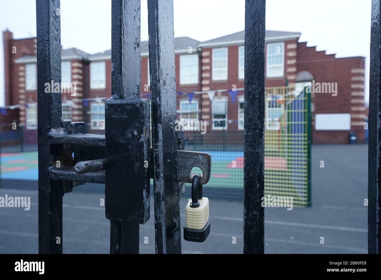 Chiuse le porte della scuola a Rockcliffe First School a Whitley Bay, Tyne e Wear, il giorno in cui il primo Ministro Boris Johnson annunciò la chiusura delle scuole e la cancellazione degli esami di fronte alla pandemia del coronavirus. Foto Stock