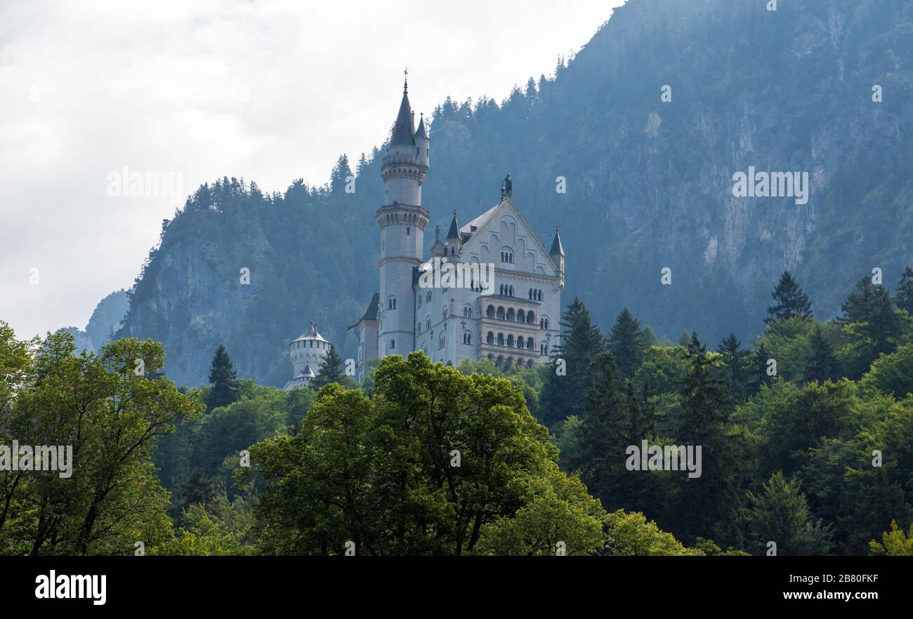 Neuschwanstein castello in baviera, germania nuvoloso umore montagna Foto Stock