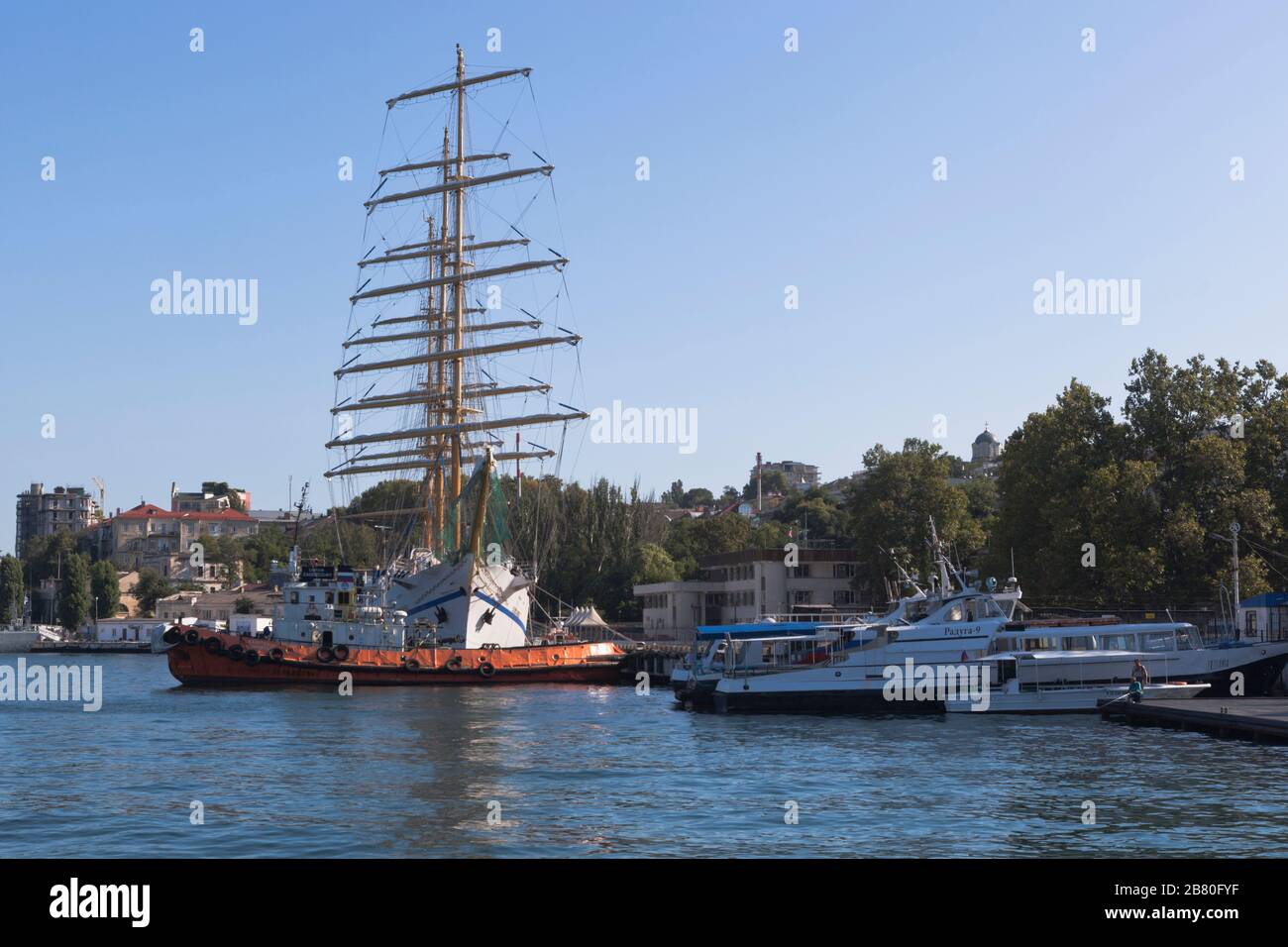 Sevastopol, Crimea, Russia - 26 luglio 2019: Barca a vela Khersones nel porto marittimo di Sevastopol in una serata estiva, Crimea Foto Stock