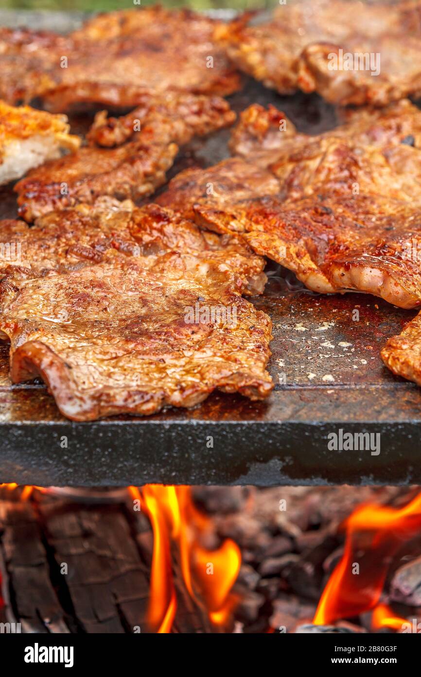 Cucina di carne ribeye su un barbecue in marmo. Foto Stock