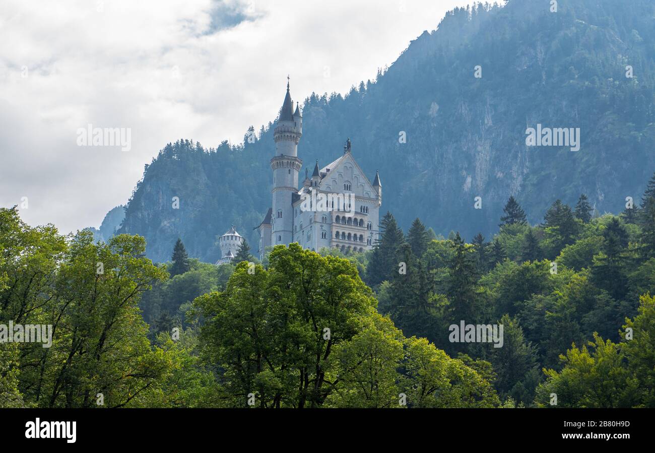 Neuschwanstein castello in baviera, germania nuvoloso umore montagna Foto Stock