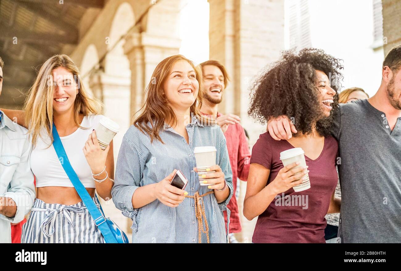 Amici dei millennial felici che si divertono insieme - giovani studenti che camminano e ridono insieme nella città vecchia di strada - stile di vita giovanile, generazione z e ven Foto Stock