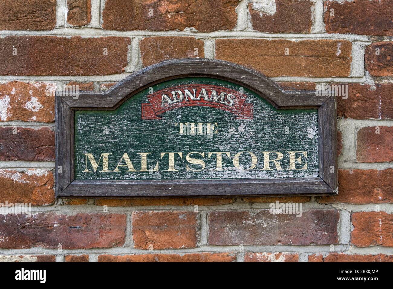 Segno di legno intemperato per il Maltstore presso la fabbrica di birra Adnams nella città costiera di Soputhwold, Suffolk, Regno Unito Foto Stock