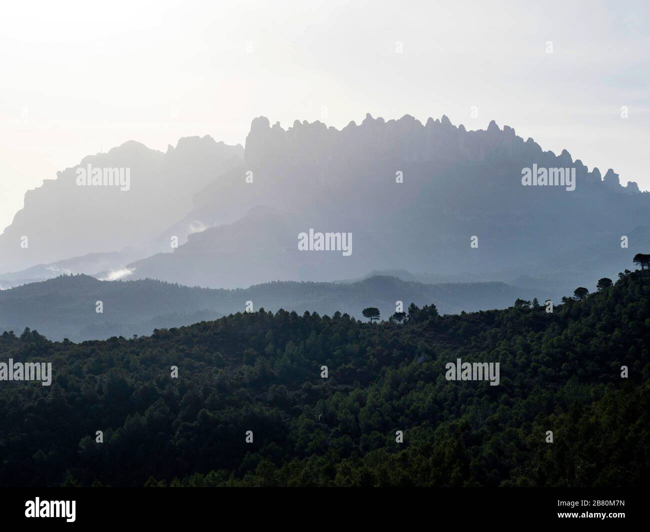 Nebbia sulle montagne che circondano Montserrat Mountain Natural Park, Bages, Barcellona, Catalogna, Europa Foto Stock