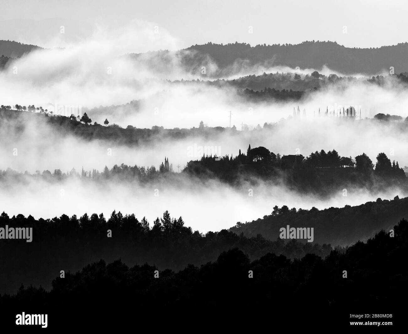 Nebbia sulle montagne che circondano Montserrat Mountain Natural Park, Bages, Barcellona, Catalogna, Europa Foto Stock