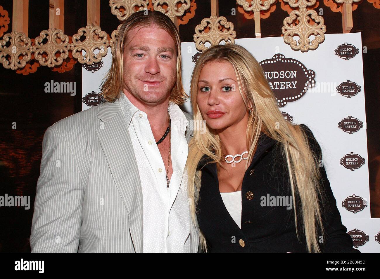 New York, NY, USA. 3 aprile 2010. Jeremy Shockey n. 88 dei New Orleans Saints, Eliza alla festa di compleanno per Coco al The Hudson Eatery. Credito: Steve Mack/Alamy Foto Stock