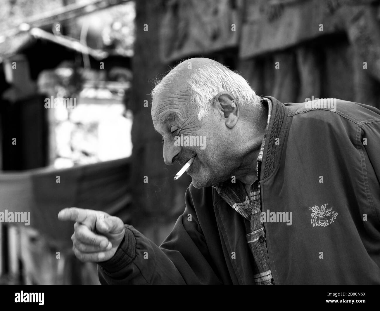 Vecchio che ha una discussione vivace in un mercato a Kutaisi, Georgia Foto Stock