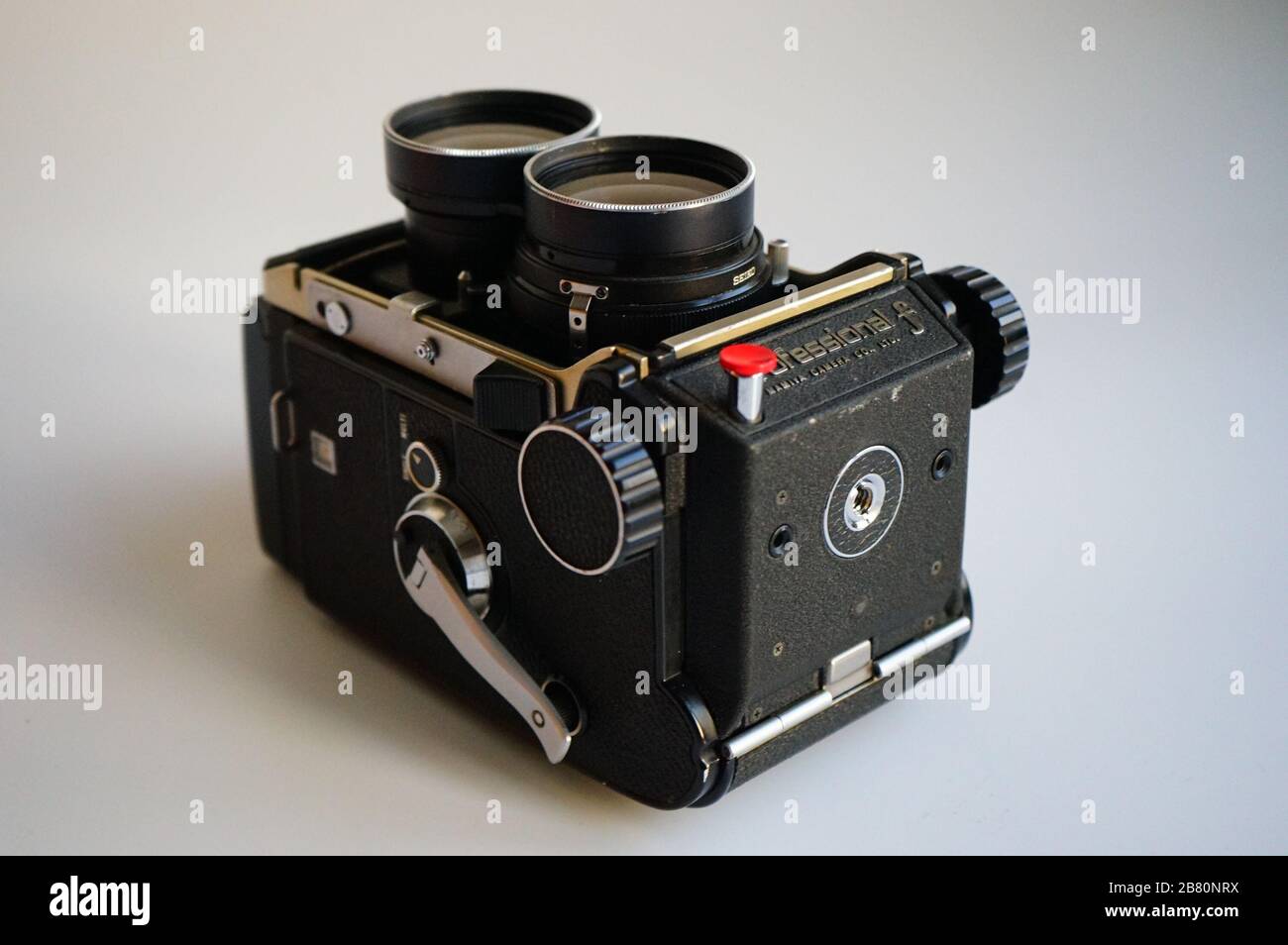 BUCURESTI, ROMANIA - Mar 15, 2020: Vecchia fotocamera e obiettivo vintage Mamiya C3 C330 Foto Stock