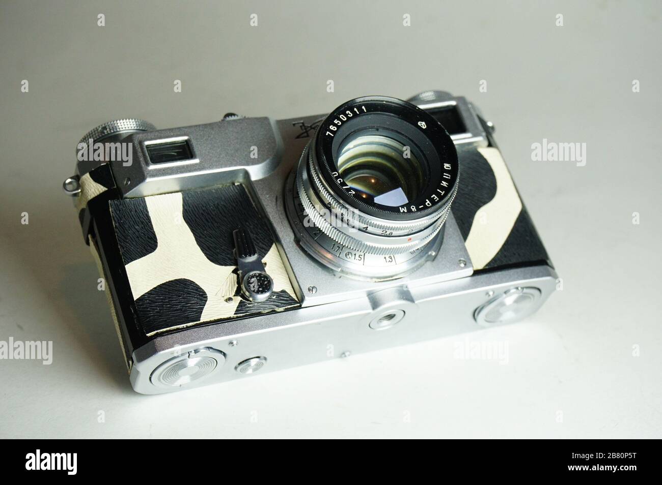 BUCURESTI, ROMANIA - Mar 15, 2020: Vecchia vintage russo Kiev rangefinder fotocamera e obiettivo con pelle zebra Foto Stock