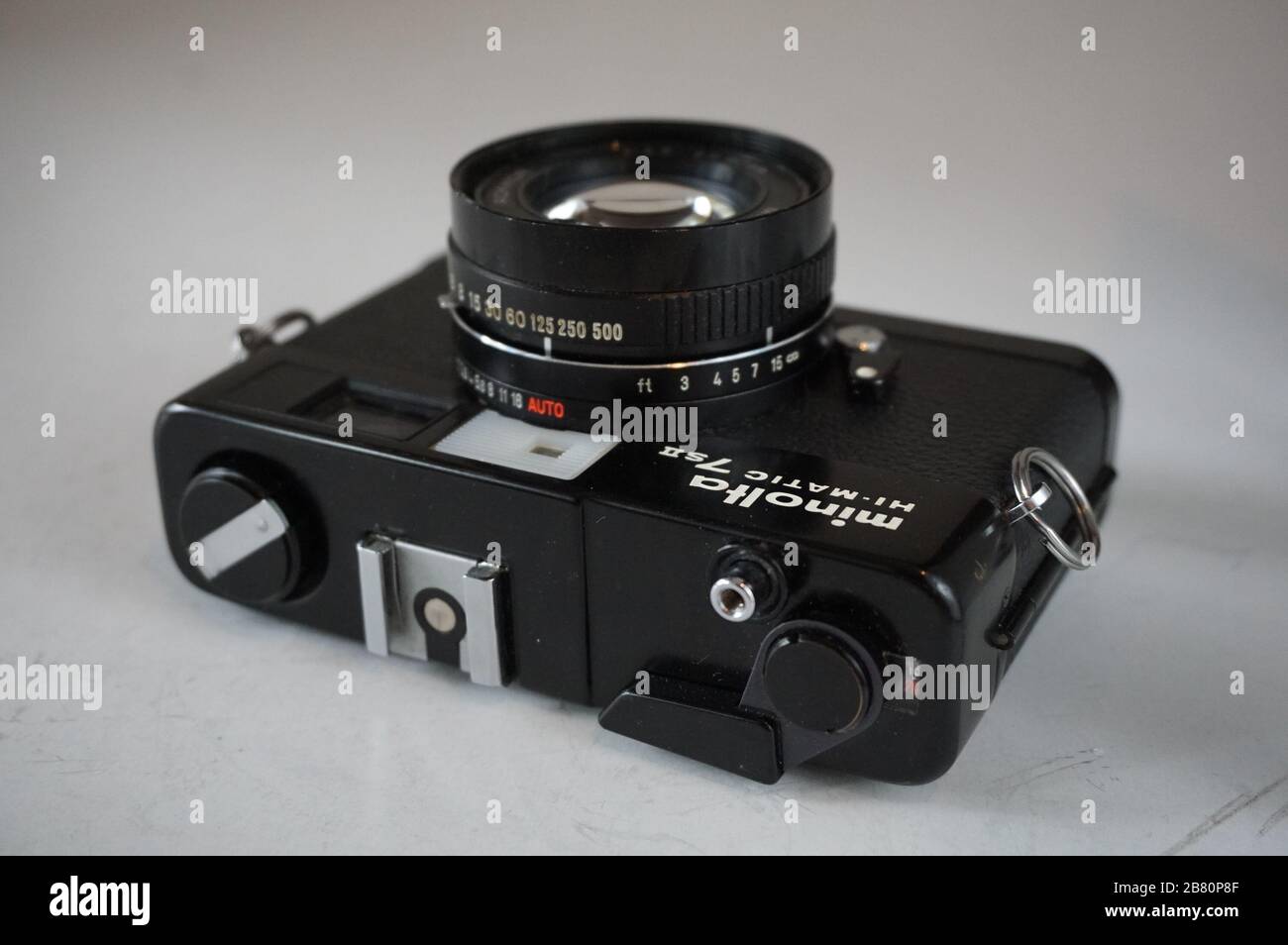 BUCURESTI, ROMANIA - Mar 15, 2020: Vecchia Minolta Hi-Matic 7s II nero Rangefinder foto macchina fotografica e obiettivo e custodia Foto Stock