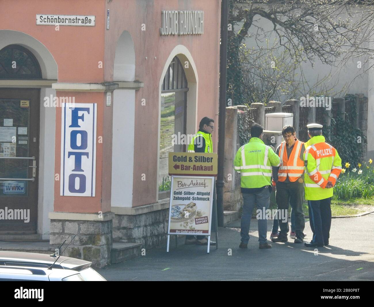 Gli agenti di polizia in Baviera stanno controllando i negozi della penna - i poliziotti e l'agenzia di regolazione stanno controllando l'aderenza della chiusura del negozio bavarese perché Foto Stock