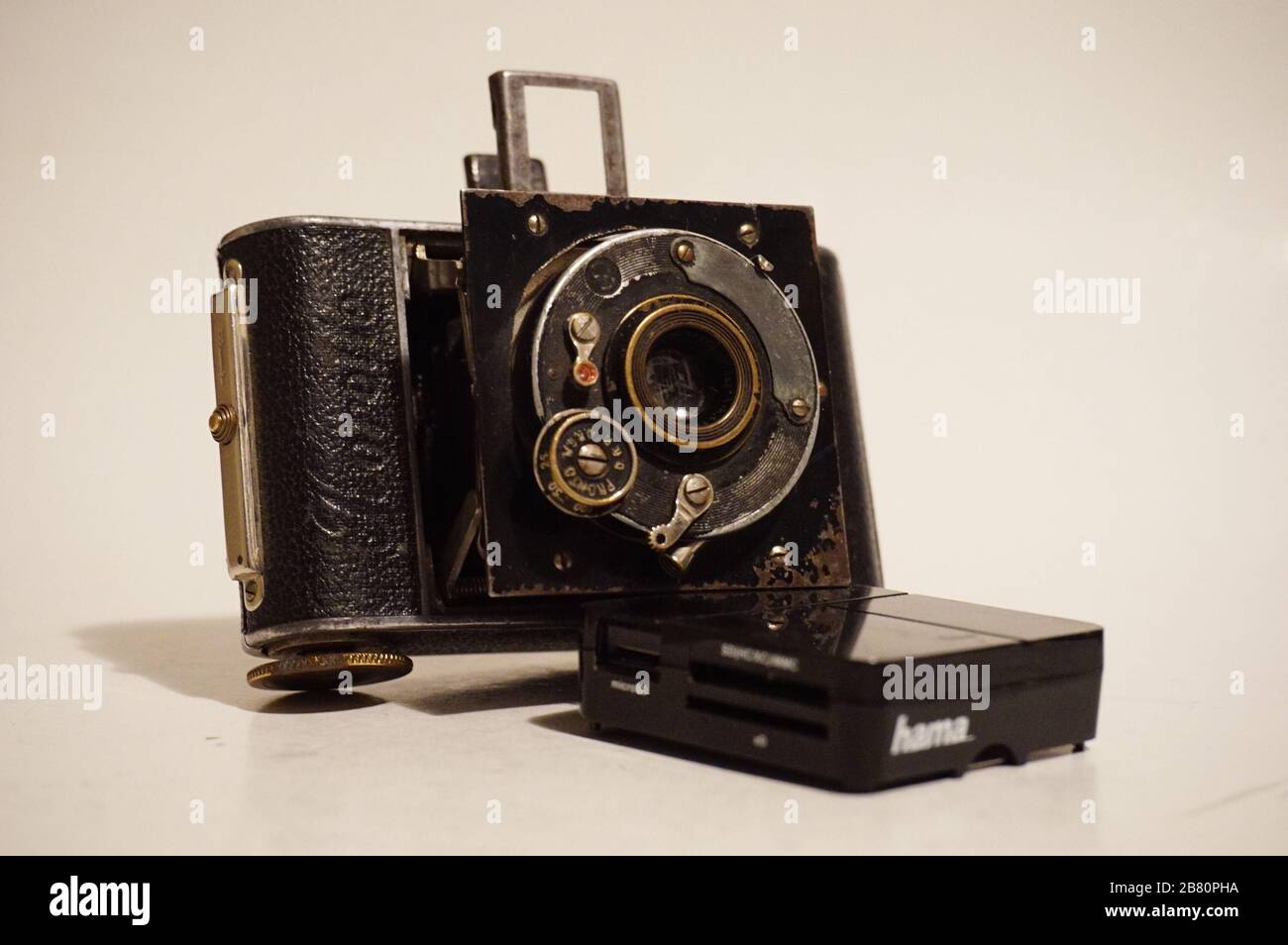 BUCURESTI, ROMANIA - 15 marzo 2020: Vecchia fotocamera e obiettivo vintage, museo e collezione, fotocamera antica Foto Stock