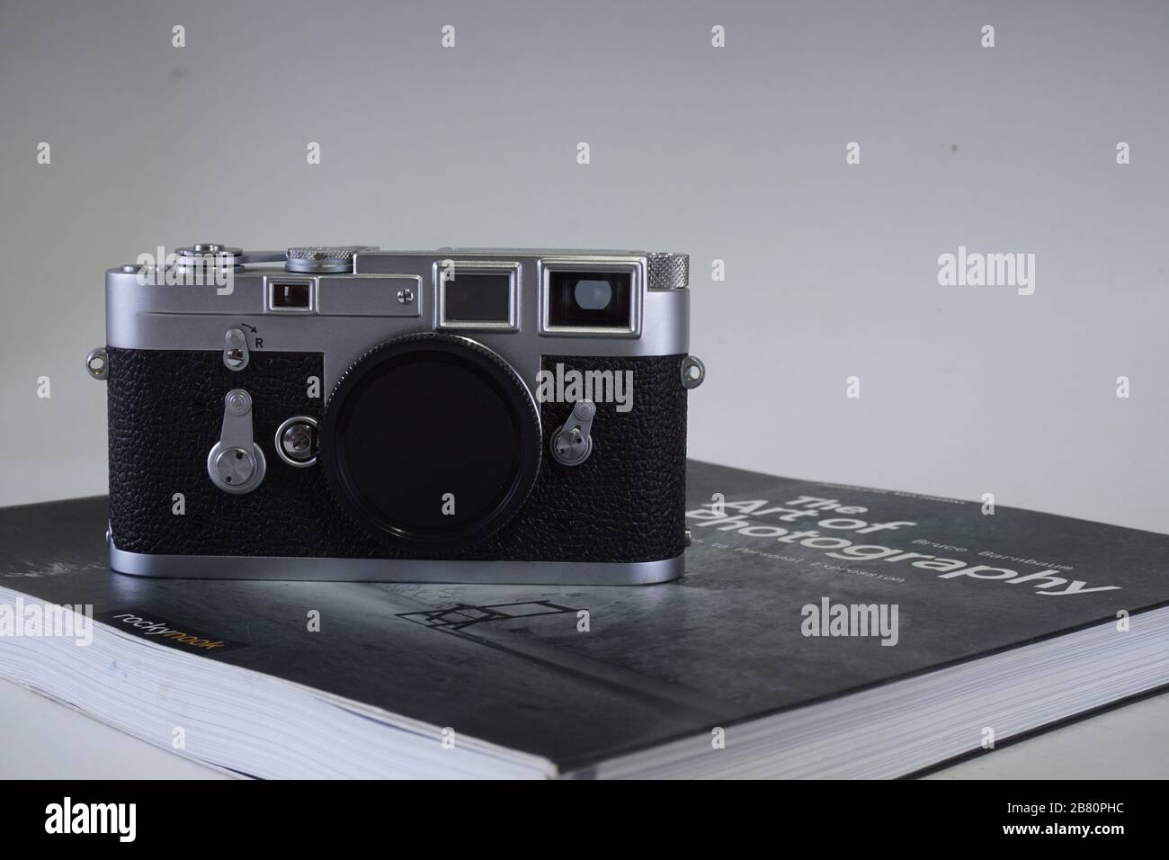 BUCURESTI, ROMANIA - Mar 15, 2020: Vecchia cinepresa d'epoca in argento cromato Leica M2 M3 Foto Stock