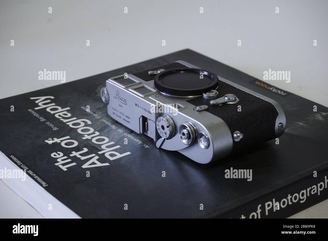BUCURESTI, ROMANIA - Mar 15, 2020: Vecchia cinepresa d'epoca in argento cromato Leica M2 M3 Foto Stock