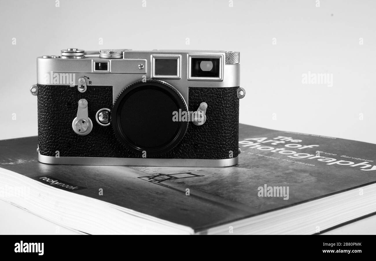 BUCURESTI, ROMANIA - Mar 15, 2020: Vecchia cinepresa d'epoca in argento cromato Leica M2 M3 Foto Stock