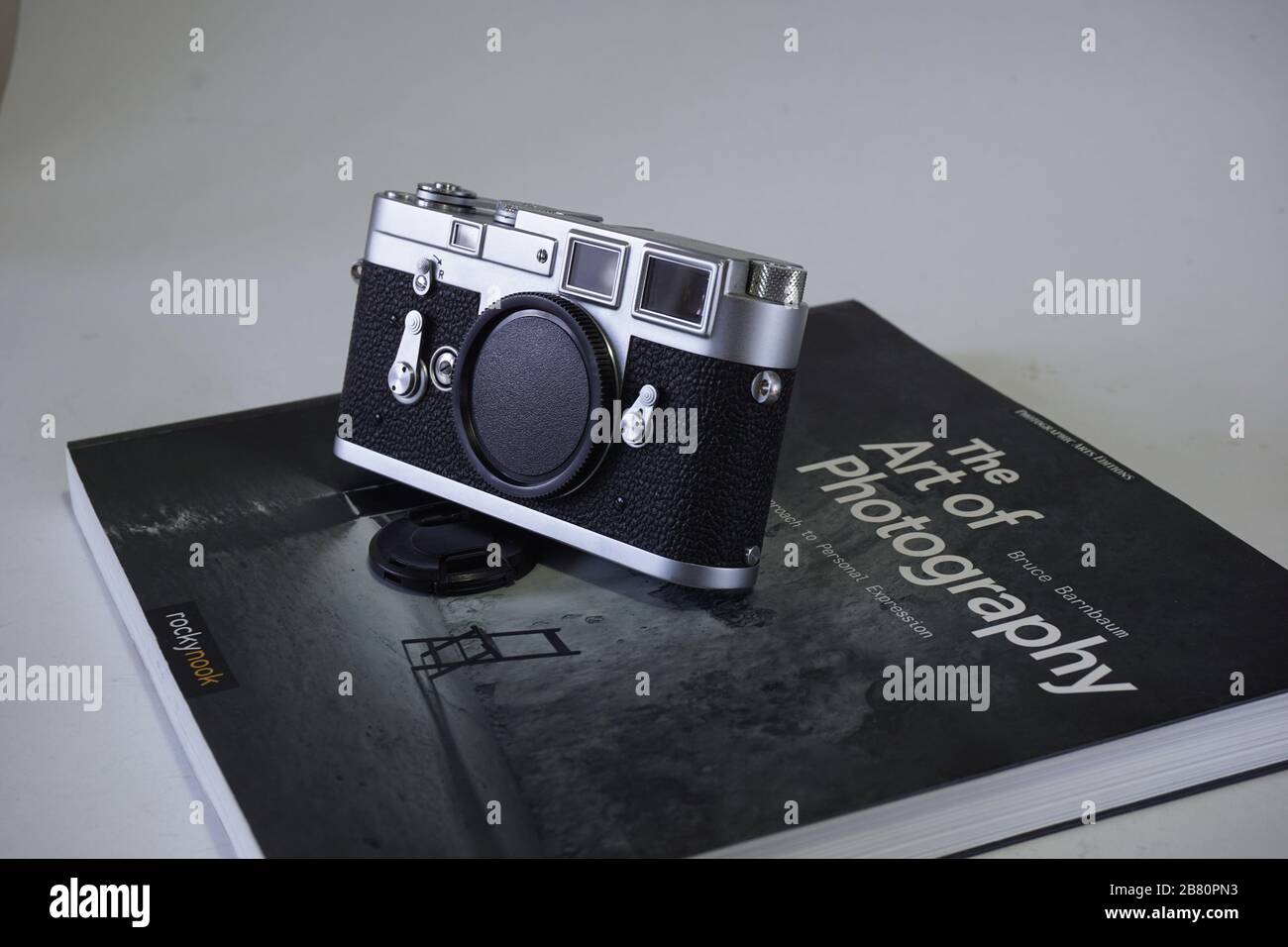 BUCURESTI, ROMANIA - Mar 15, 2020: Vecchia cinepresa d'epoca in argento cromato Leica M2 M3 Foto Stock